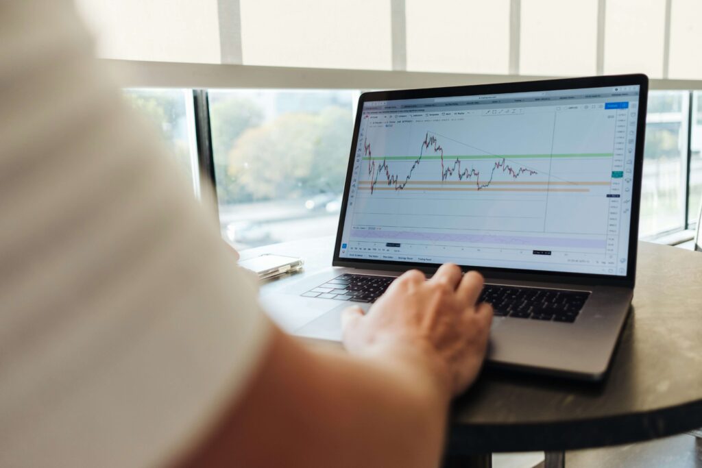 Forex prop firm market analysis showing U.S. dollar movement and Asia trade talks overview